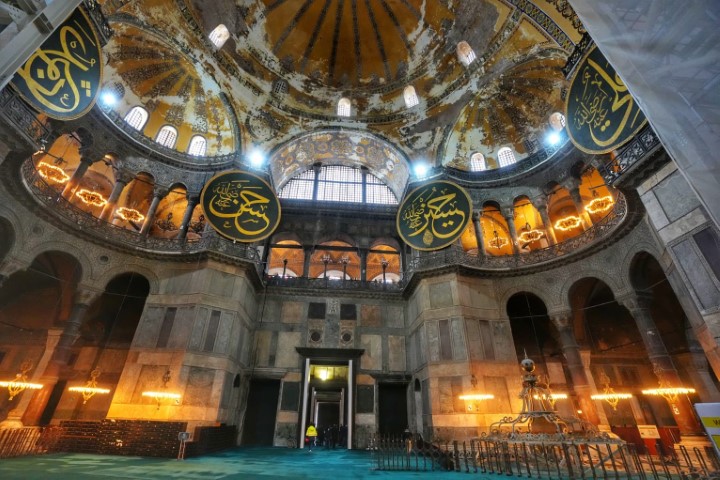 BAKAN ERSOY AÇIKLADI: "AYASOFYA'DA SÜREÇ DEVAM EDİYOR, SULTANAHMET'TE ÇALIŞMALAR TAMAMLANDI" AYASOFYA İ KEBİR CAMİİ'NDE CUMHURİYET TARİHİNİN EN KAPSAMLI RESTORASYONU GERÇEKLEŞTİRİLİYOR KÜLTÜR VE TURİZM BAKANI MEHMET NURİ ERSOY: "BATI BAHÇE'DE SÜRDÜRÜLEN ÇALIŞMALARLA BU MEKANLARA BAĞLI YÜZLERCE METRE UZUNLUĞUNDAKİ 7 TÜNEL HATTINI DA BELGELEDİK. "BU TÜNELLERDEN ŞU ANA KADAR BİN 68 TON TOPRAK DOLGUYU TAHLİYE EDEREK TEMİZLEDİK" "KUZEY, DOĞU VE GÜNEY CEPHELERİ İLE MİNARESİNDE YAKLAŞIK 11 BİN METREKARE İSKELE KURULUMU YAPTIK" RESTORASYON ÇALIŞMASI SIRASINDA 1600 YILLIK 7 ADET TÜNEL ORTAYA ÇIKTI