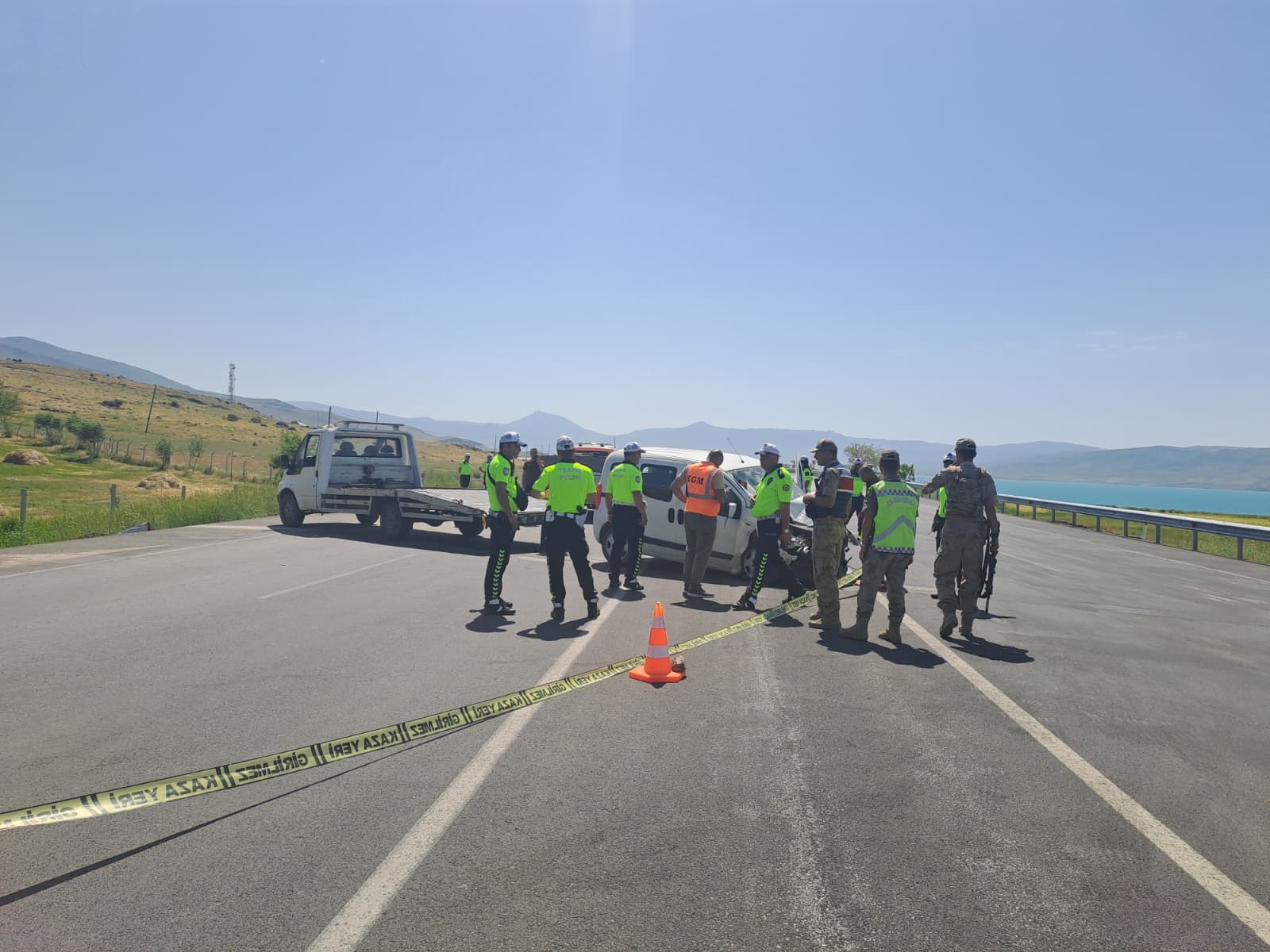 Van'da hafif ticari araç, park halindeki askeri araca çarptı;